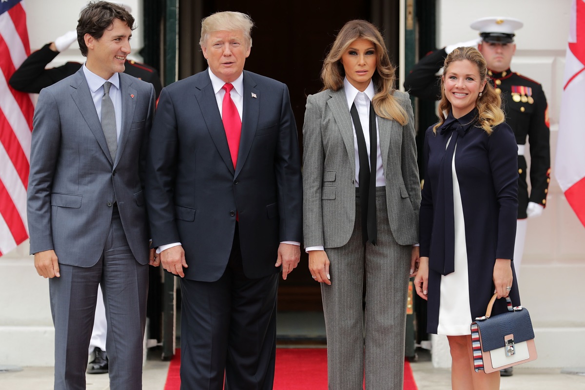 При посрещането на канадския премиер Джъстин Трюдо и съпругата му Софи в Белия дом, Мелания Тръмп загърби елегантните рокли и женствената си визия и се появи със строг сив костюм от колекцията на Ралф Лорън, бяла риза и черна вратовръзка. Малко иронично предвид факта, че администрацията на президента Доналд Тръмп не е направила нищо, за да защити правата на жените - и всъщност дори е започнала да намалява свободите им, както отбелязаха някои медии.