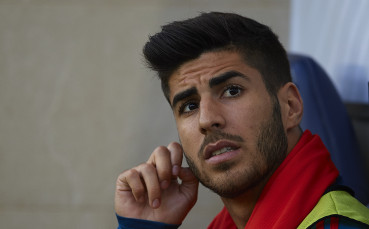 Асенсио иска гаранции от Реал, докато чете оферта от...