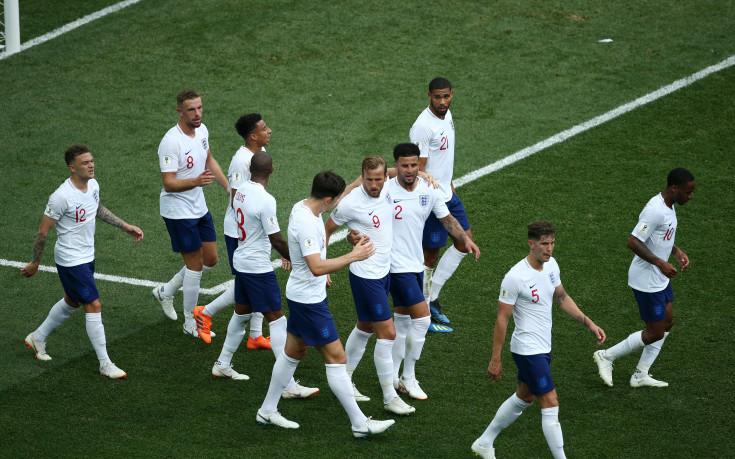 Докато англичаните спазват режим, жените им вилнеят из Русия