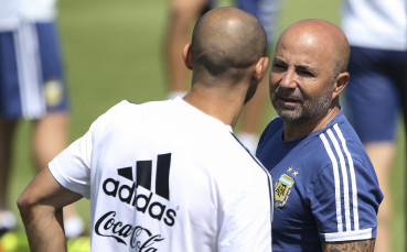 Аржентина излиза с ножа между зъбите за главите на 