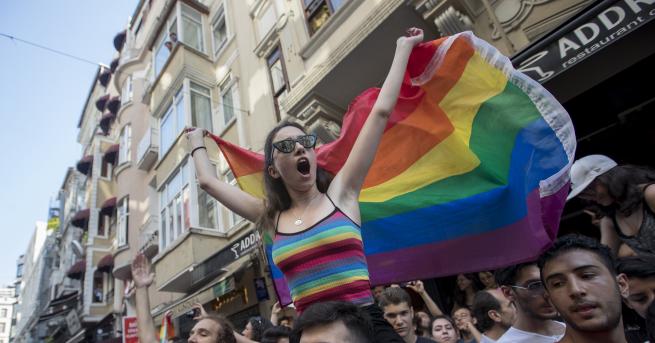 Активистите на ЛГБТ общността проведоха митинг в неделя в най големия
