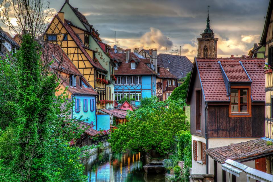 Колмар. Столицата на френската провинция Елзас. Наричат го и "малката Венеция на Франция". и най-елзаския град на Елзас. Намира се в Източна Франция, близо до границата с Германия. Колмар е вторият град в Елзас по-големина на културното наследство след Страсбург., Архитектурата на града е почти приказна  сградите са много цветни, високи и тесни, наподобяват холандските. Неслучайно през 1931 г. Жорж Дюамел пише: Колмар е най-красивият град в света"., "Малката Венеция" е квартал, прорязан от канали, свързани с река Ил. Тя, на свой ред, свързва Колмар и река Рейн. Каналите тук не са толкова големи, но също имат своите предимства и плюсове. Някои от улиците са изцяло речни канали, подобно във Венеция. Може да се разходите из района с лодка и да се полюбувате на живописните къщички от двете страни на каналите. Мостовете им са толкова ниски, че когато лодките минават под тях, туристите трябва буквално да залягат.