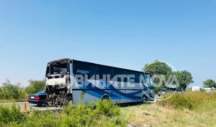 Автобус пълен с туристи се запали край Поморие