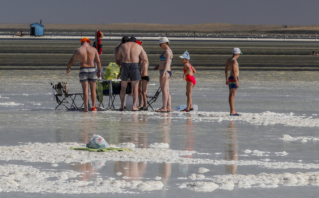 По крайбрежието на езерото има залежи от лечебна глина и ежегодно идват туристи, които се къпят в солната луга и си правят кални бани. Въздухът е с високо съдържание на бром и фитонциди, а сулфидната тиня има действие подобно на това с калта от Мъртво море.