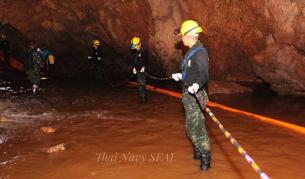 Извадиха още 4 деца от пещерата в Тайланд