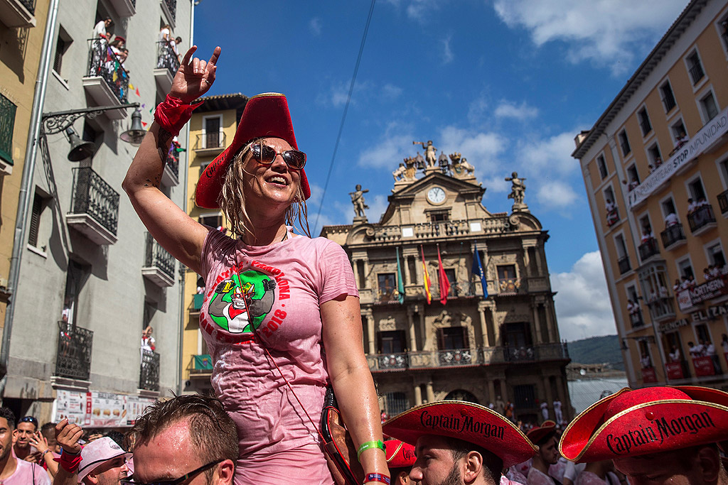 С традиционни фойерверки започна фестивалът Сан Фермин в Памплона, Испания. Ракета, известна като чупинасо, бе изстреляна от балкона на кметството в града под възторжените възгласи на събралите се на площада хиляди хора.