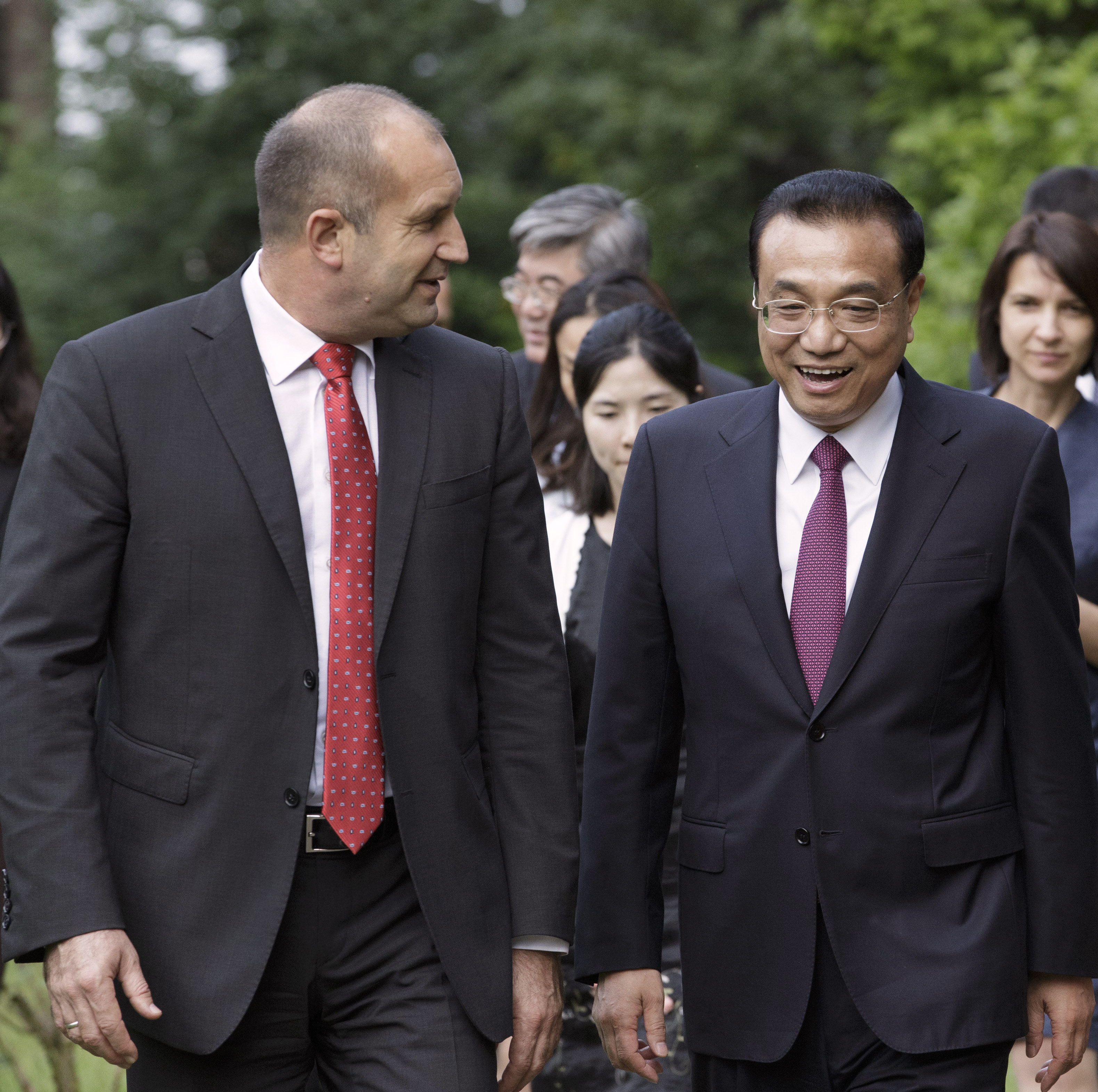 Президентът Румен Радев и неговата съпруга Десислава Радева посрещнаха министър-председателя на Китай Ли Къцян и съпругата му Чън Хон във известната държавна вила „Калина” в софийския квартал „Бояна”.