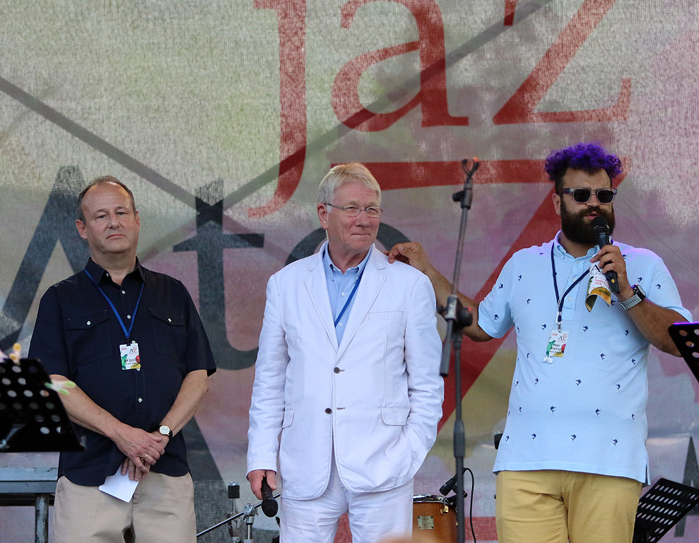 С изключителната подкрепа на фондация "Америка за България", фестивалът традиционно отбелязва началото на лятото, представяйки най-доброто от световната джаз музика под открито небе в красивият Южен парк 2