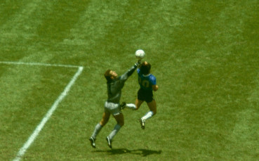 Как Англия още страда от въплъщението на Дявола и Бога в едно