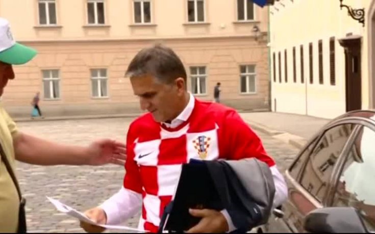 Дрескод на ниво: Хърватското правителство заседава с фланелките на националния тим