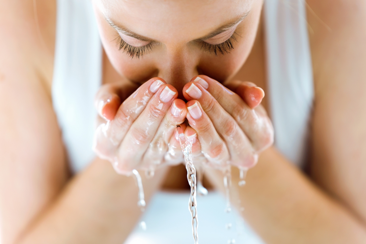 Контрастните душове за лице са много полезни, тъй като запазват еластичността на кожата. Мийте лицето си последователно с топла и студена вода, за да подобрите кръвообръщението.