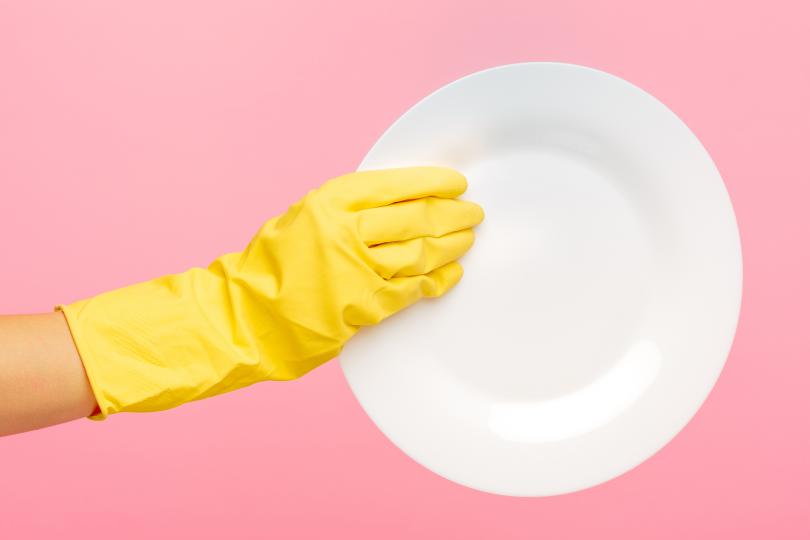 <p><strong>Домакински ръкавици</strong></p>

<p>Може да изглежда излишно и не много естетично, но е за предпочитане да миеш съдовете с домакински ръкавици, отколкото ръцете ти да станат на шкурка, както казва баба. Да усещаш дланите си изсушени не е по-малко досадно от миенето на чинии, нали?</p>