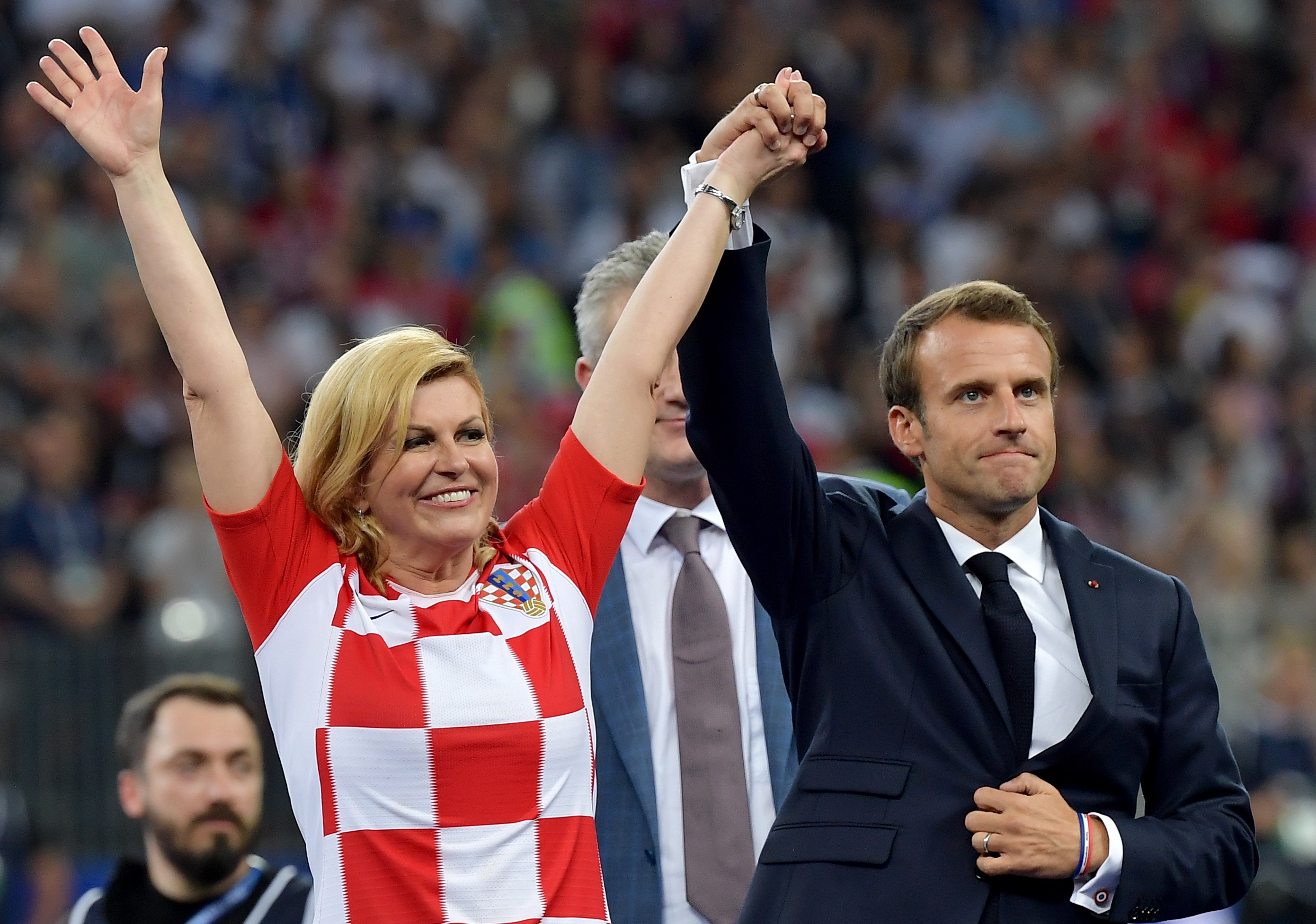 Макрон и хърватската президентка Колинда Грабар-Китарович останаха под дъжда и се измокриха до кости, докато руският президент Владимир Путин бе удобно покрит с чадър. Изданията в Европа пишат, че двамата са спечелили симпатиите по време на тази невероятна сцена. Хърватската президентка е запазила търпението си и усмивката си и е продължила да поздравява и прегръща футболистите въпреки проливния дъжд. Подобна е била и реакцията на Макрон, за когото изданията на шега пишат, че и той като националите е "намокрил фланелката си". Коментатори пък критикуват Путин за проява на неелегатност точно в този момент и смятат, че той е трябвало бързо да отиде с чадъра до хърватската си колежка и да я предпази от дъжда.