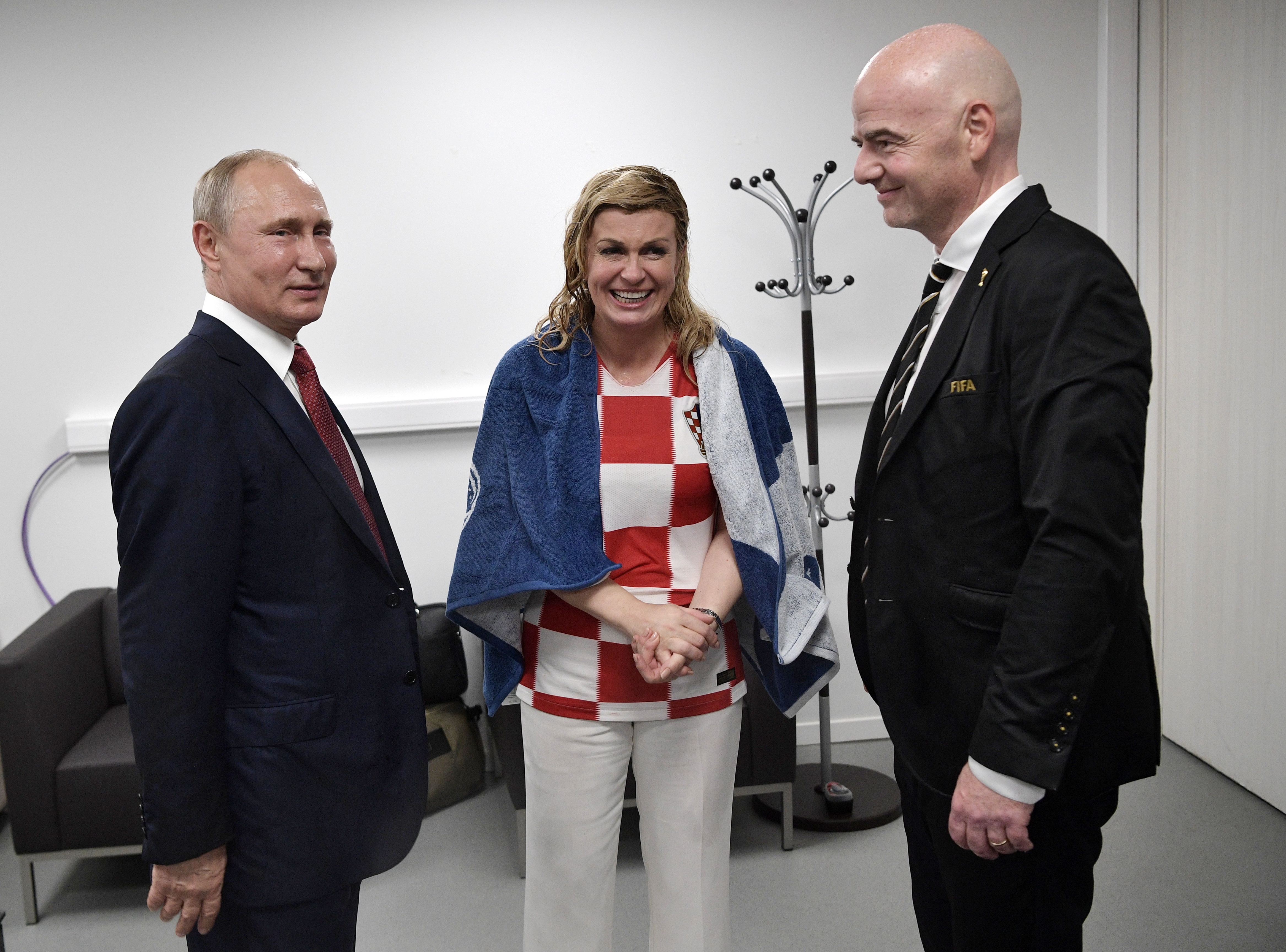 Макрон и хърватската президентка Колинда Грабар-Китарович останаха под дъжда и се измокриха до кости, докато руският президент Владимир Путин бе удобно покрит с чадър. Изданията в Европа пишат, че двамата са спечелили симпатиите по време на тази невероятна сцена. Хърватската президентка е запазила търпението си и усмивката си и е продължила да поздравява и прегръща футболистите въпреки проливния дъжд. Подобна е била и реакцията на Макрон, за когото изданията на шега пишат, че и той като националите е "намокрил фланелката си". Коментатори пък критикуват Путин за проява на неелегатност точно в този момент и смятат, че той е трябвало бързо да отиде с чадъра до хърватската си колежка и да я предпази от дъжда.