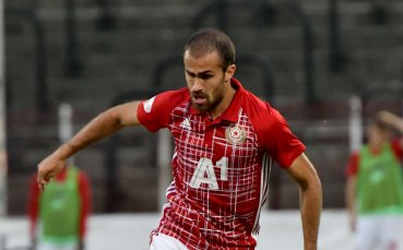 Звезда на ЦСКА тренира с кучето си вкъщи