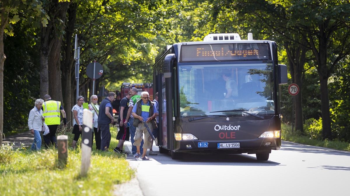 Претъпканият автобус е пътувал за Травемюнде, популярен плаж близо до град Любек, когато един от пътниците е извадил оръжие срещу останалите
