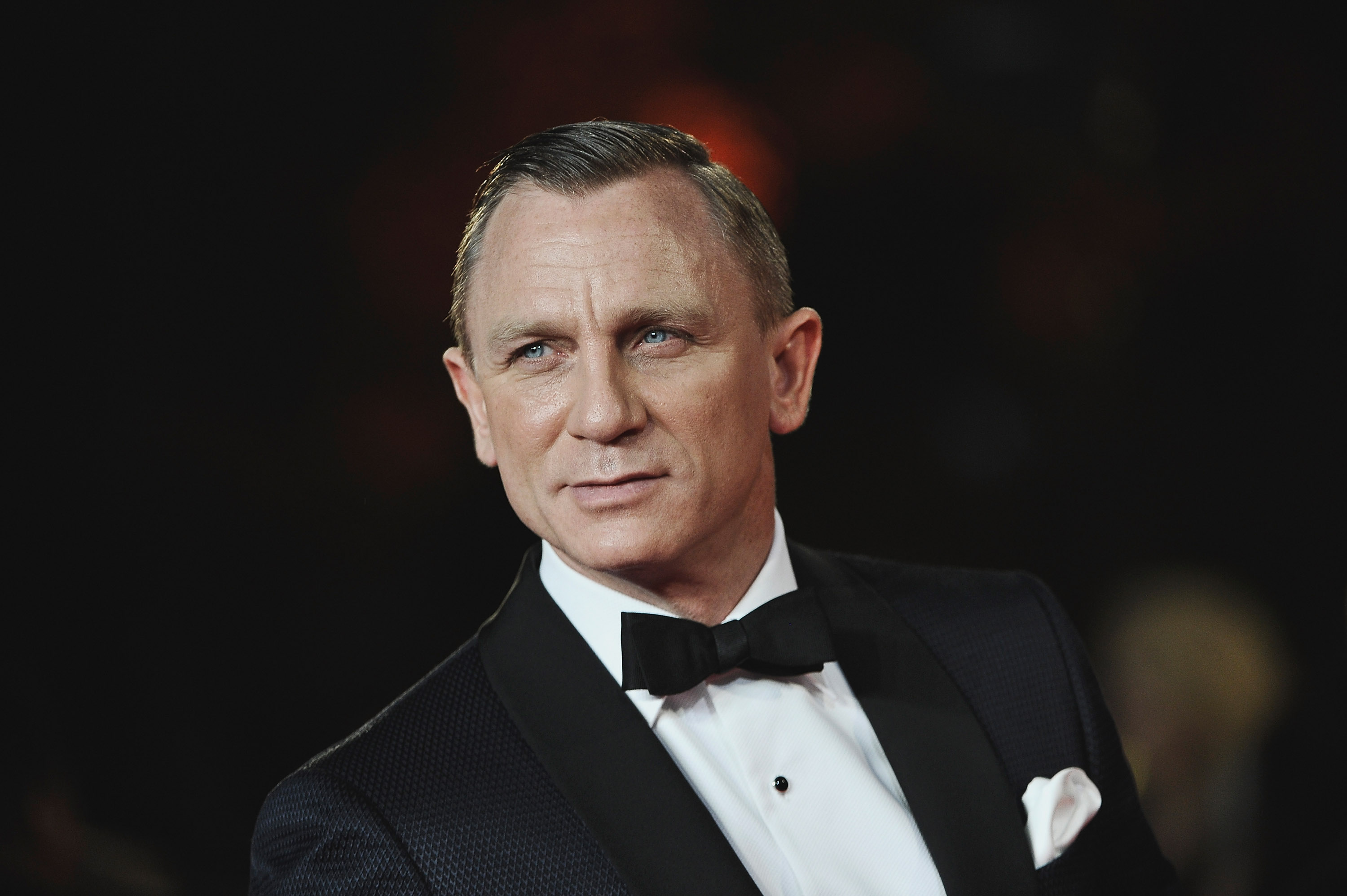 Агент 007 винаги има класическа мъжка прическа. Той не залита по модерните тенденции, що се отнася до косата му.