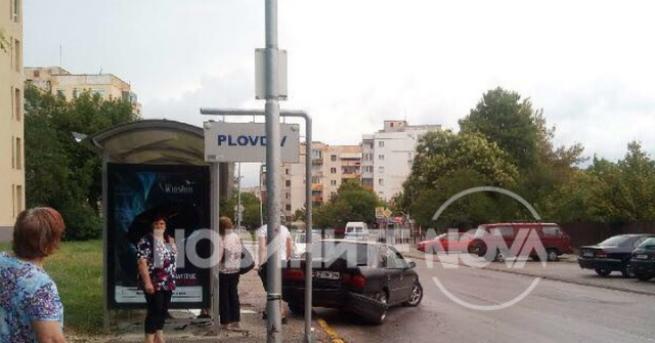 Лек автомобил се вряза в автобусна спирка в Пловдив. Две