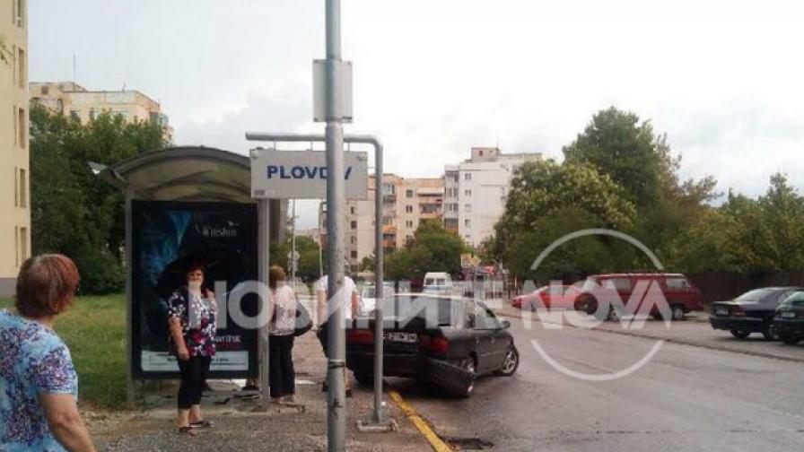 Кола се вряза в спирка в Пловдив, има пострадали