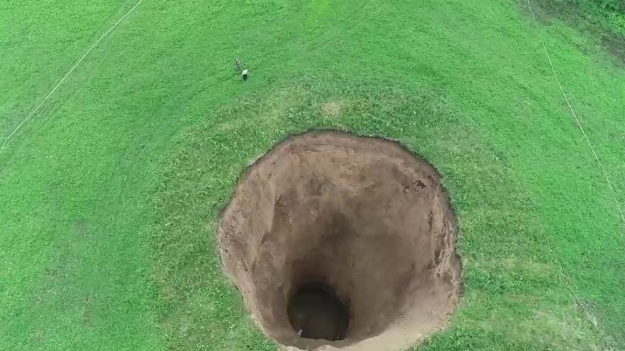 Огромна дупка се отвори в Русия