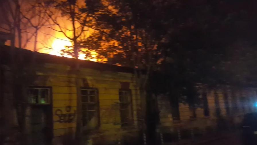 Пожар изпепели покривите на „Царските конюшни” в София