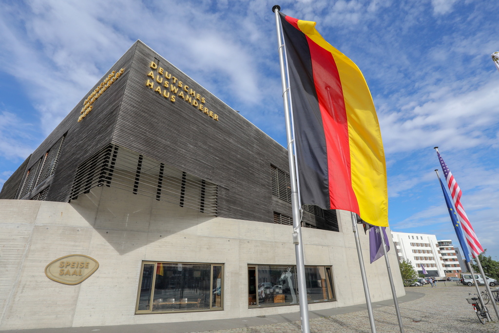 Германски емиграционен център (Deutsches Auswandererhaus) в Бремерхафен, Северна Германия. Музеят представя историята на емиграцията на Германия и други европейски страни с маршрути за преместване на хората, за това как са се развили съдбата на някои от преселниците.