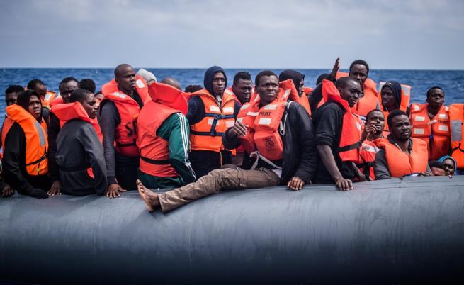 Мигранти отвлякоха кораб в Средиземно море