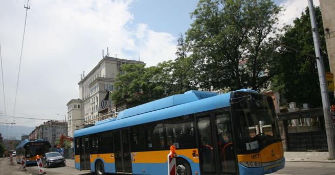 Тролейбус и лек автомобил катастрофираха на столичния булевард Акад Иван Гешов