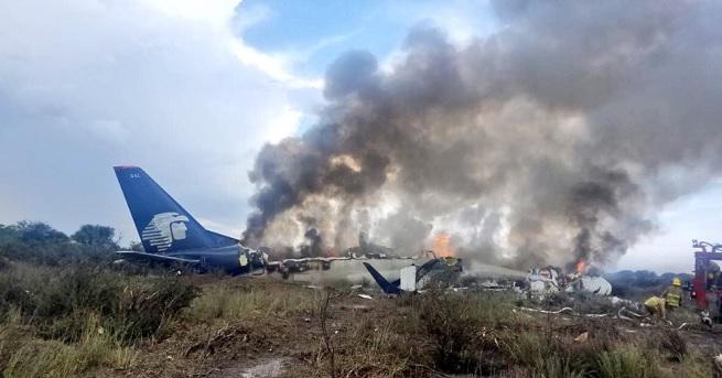 Пътнически самолет катастрофира при излитане от летището в град Дуранго