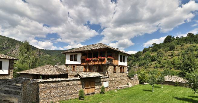 Ковачевица е живописно планинско селце със старинни къщи обгърнати в