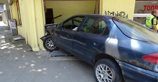 Полицията в Благоевгад издирва шофьор който избягал след катастрофа Лек
