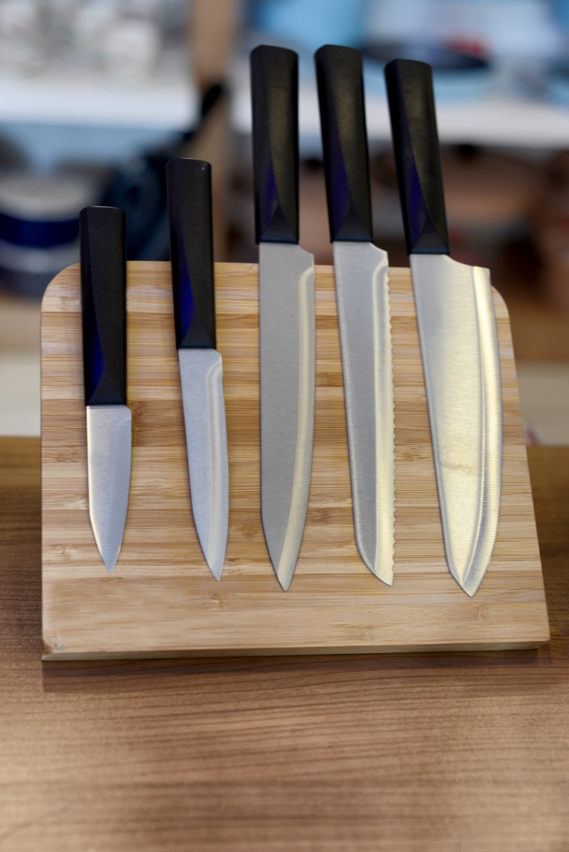 Комплект с огромно количество ножове. Разбира се, те са важни, но ако знаете кой за какво се използва. Ако не сте кулинарно гуру и познавач - вземете 5, но се запознайте с правилната им употреба. 