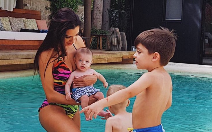 Жената на Рамос и синовете ѝ учат Алехандро да плува