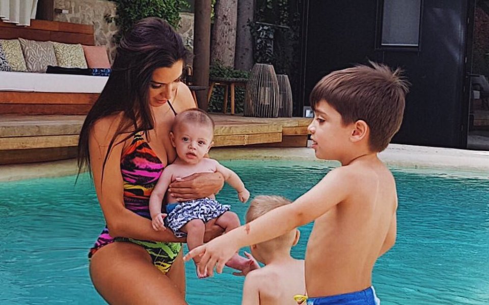 Жената на Рамос и синовете ѝ учат Алехандро да плува