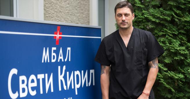 Владо Карамазов влиза в операционната на МБАЛ Св Кирил като