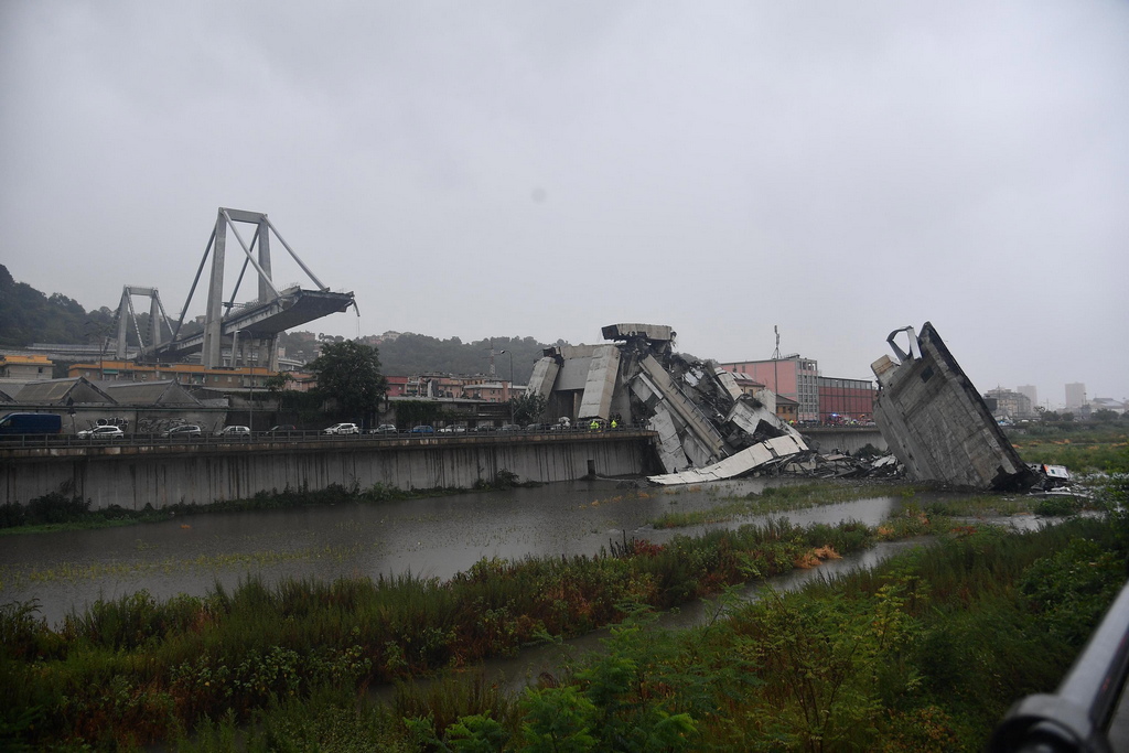 Най-вероятната причината за срутването на моста е удар от мълния, твърдят очевидци, цитирани от италианските медии. „Мълния удари моста и ние видяхме как той се срути“, заяви един от свидетелите.