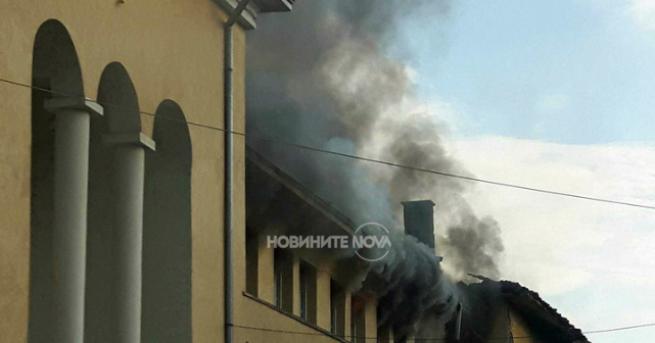 Три пожарни екипа гасят сградата на читалището в село Гложене