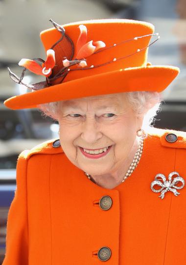 <p>Трудно можехме да видим кралица Елизабет II, облечена в друг цвят, освен ярък. В един документален филм херцогинята на Единбург, Софи (женена за сина на Елизабет II &ndash; принц Едуард), обяснява причината: &bdquo;Тя трябва да се откроява, за да могат хората да кажат: &bdquo;Видях Кралицата.&ldquo; Ярките цветове правят кралицата много по-забележима, а както казва&nbsp;самата тя, цитирана от биографа си Робърт Хардман: &bdquo;Никога не мога да нося бежово, защото никой няма да познае коя съм.&ldquo;</p>