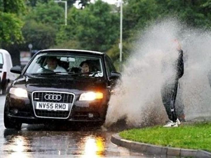 <p>Завали ли дъжд, такъв е обичая и на българските шофьори</p>