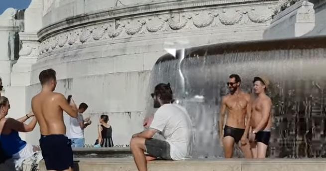 Полицията в Рим издирва двама туристи заради разсъбличане във фонтан