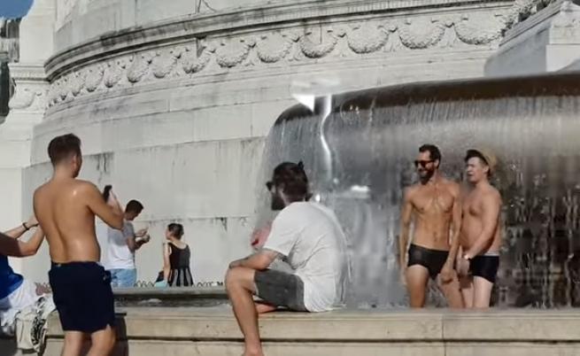 Стриптийз на туристи във фонтан разгневи Италия (ВИДЕО)