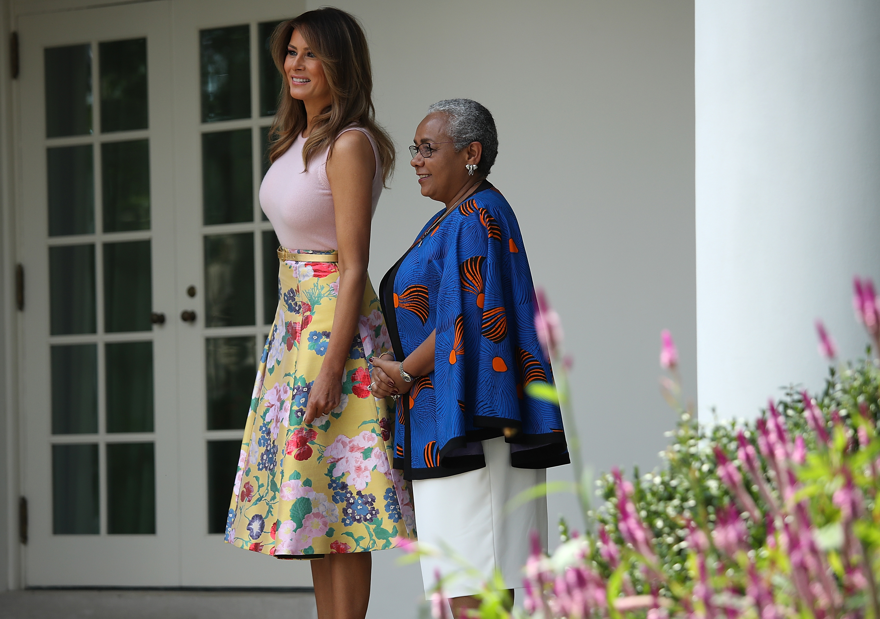 Първата дама на САЩ винаги е давана като добър пример за модерна и елегантна жена, която умело съчетава цветове и стилове. Съпругата на Доналд Тръмп не за първи път влиза в полезрението на модните критици със своите смели комбинации. Този път с една пола и нейната цена. Доналд и Мелания Тръмп посрещнаха в Белия дом президента на Кения Ухуру Кенята и неговата съпруга. Първата дама на САЩ бе заложила на любимия си тип поли с висока талия и във флорални мотиви. Прави впечатление, че през лято 2018 г. Мелания доста често залага на подобен тип поли и рокли, когато посреща важни гости в Белия дом. Полата на Мелания е на марката Valentino, чиято цена е близо 4 хил. долара, като в момента тя е намалена на 1185 долара.