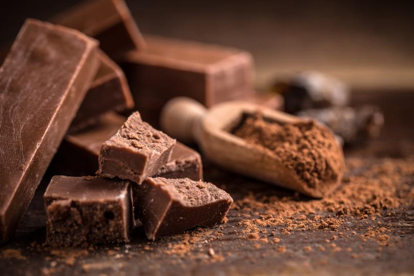 <p>Черен шоколад: той е малкото тайно удоволствие на всички, спазващи диета. Освен това е по-добрият вариант за десерт, отразява се добре на зъбите ни заради ниското съдържание на захар и е много по-здравословен и полезен от млечния. Скорошно проучване разкрива, че хората, които ядат по 2-3 блокчета черен шоколад 30 минути преди хранене, консумират със 17% по-малко калории от другите, които не са яли нищо преди обяда или вечерята.</p>

<p>&nbsp;</p>