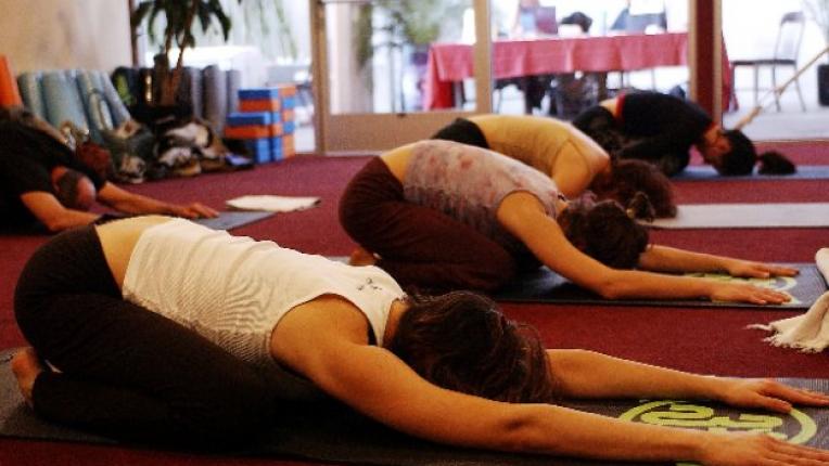 жени йога упражнения