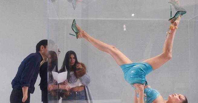 Моделът Бела Хадид влезе във витрина за фотосесия за корицата
