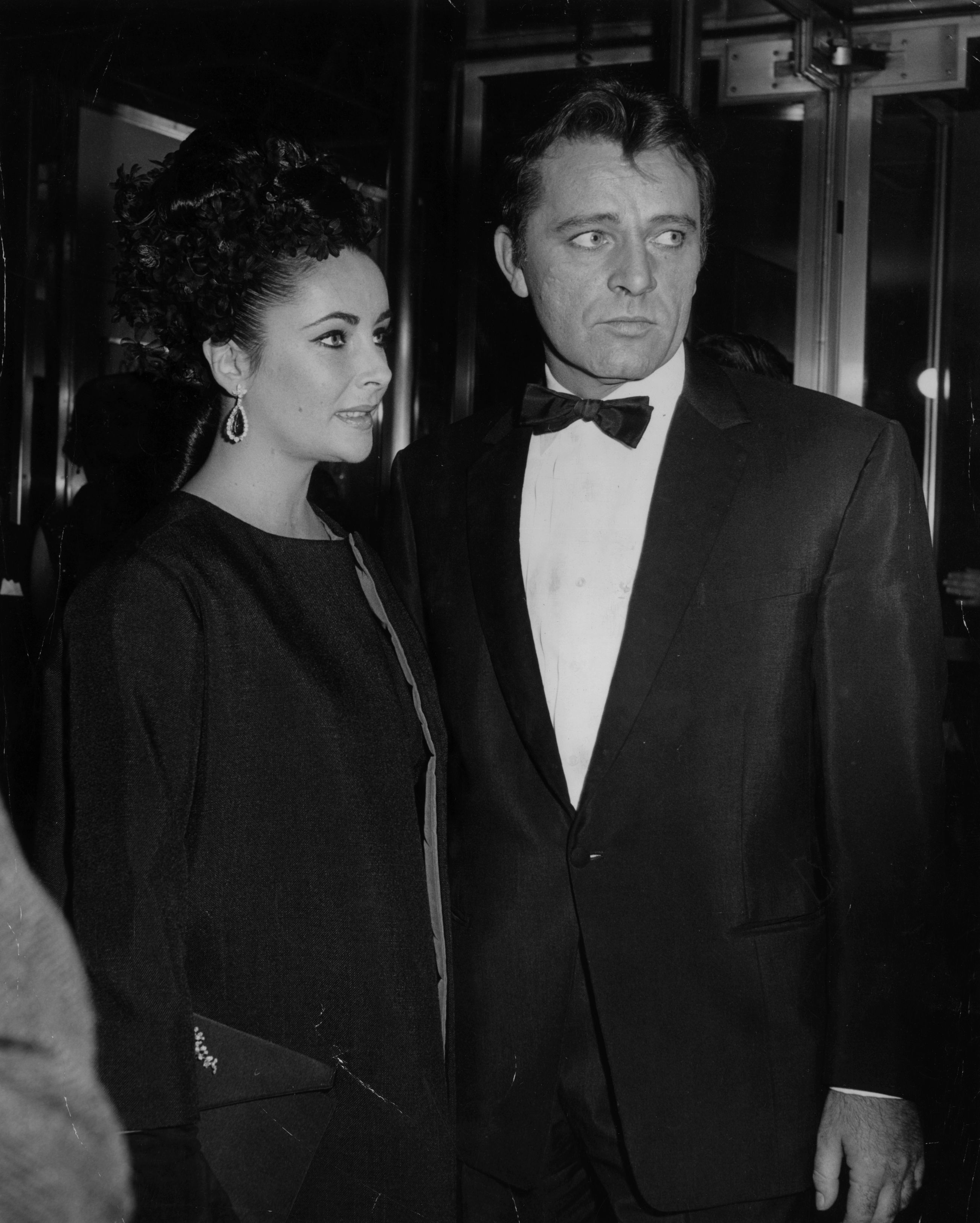 1964 г. Ричърд Бъртън и Елизабет Тейлър се женят за първи път. Любовта им пламва по време на снимките на "Клеопатра". Двамата се развеждат, а след това се женят повторно през 1975 г. Втората женитба трае две години. Те са една от най-влиятелните двойки в стария Холивуд.
