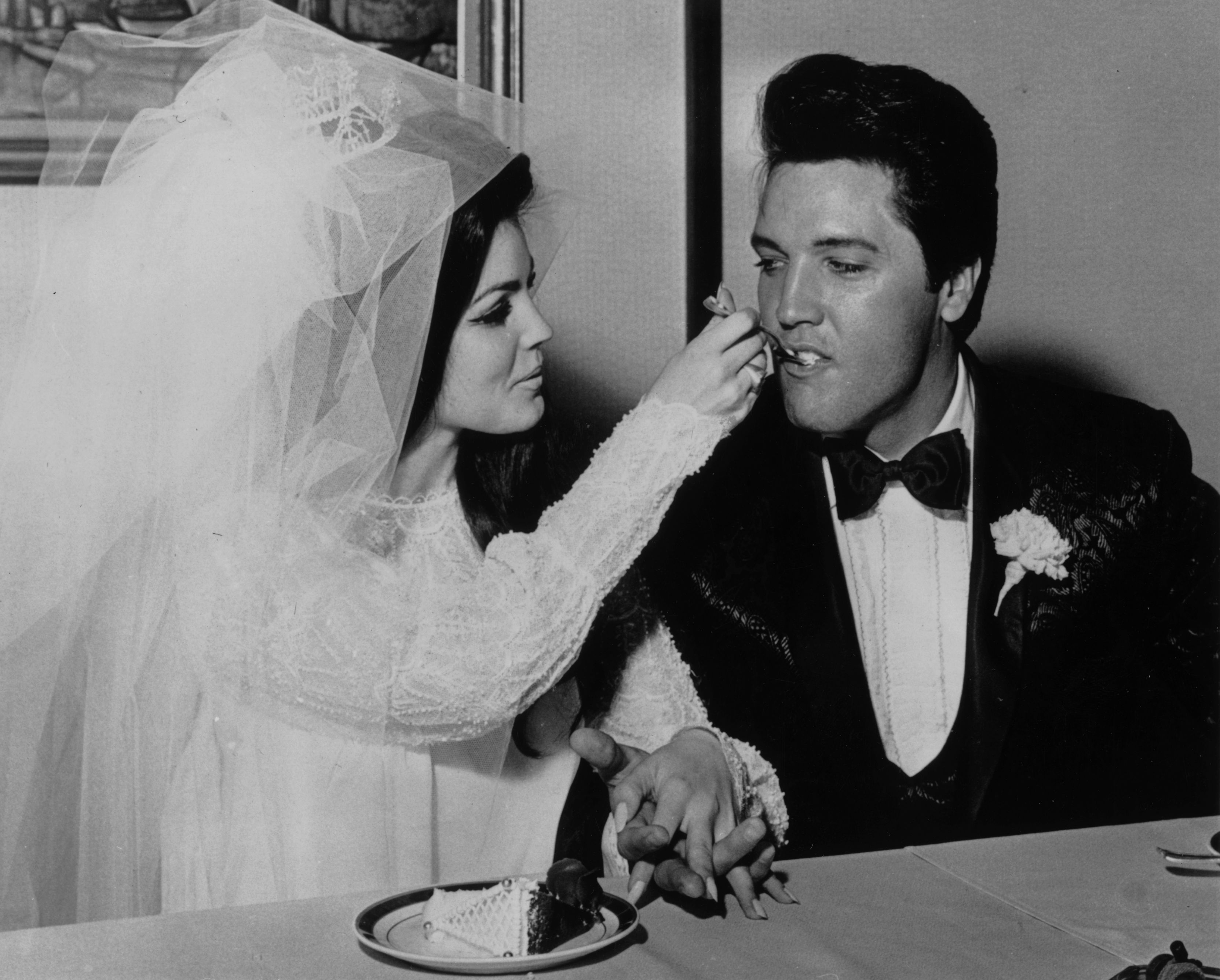 1967 г. Елвис и Пресила Пресли. Сватбата на годината. Кралят вече не е свободен, намерил си е кралица, която изпълнява всички негови желания. Макар да се развеждат, Присила остава единствената съпруга на Елвис. Двамата имат бурен съвместен живот и са винаги обект на внимание.