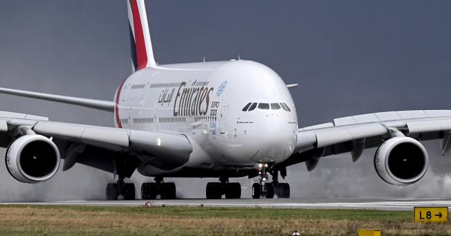Самолет на авиокомпания Емирейтс пристигнал от Дубай беше задържан тази