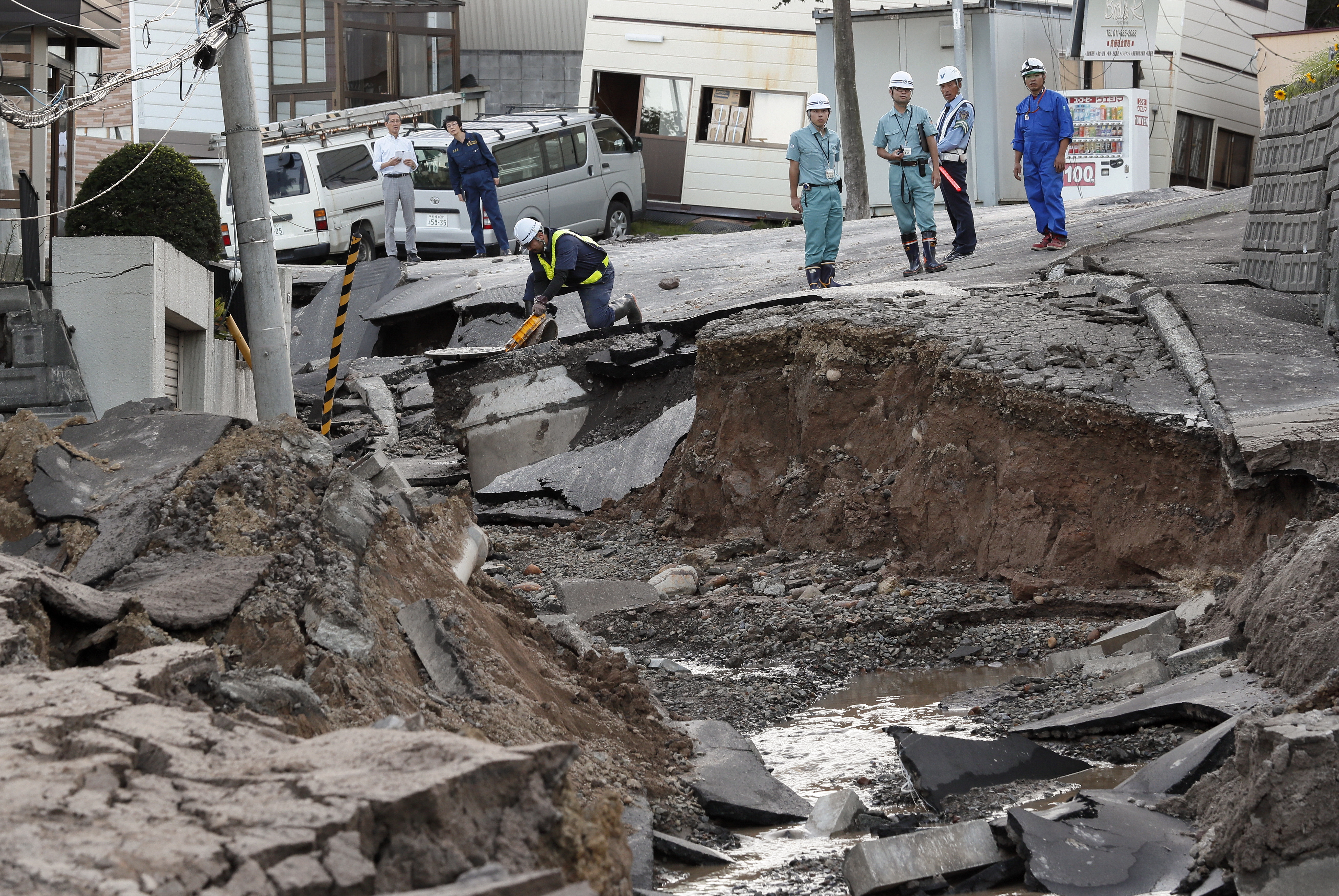 Броят на жертвите на силното земетресение, ударило вчера японския остров Хокайдо, нарасна на осем, след като в развалините на къща в планинското селище Ацума бяха открити още пет трупа, съобщи Франс прес, като цитира телевизия Ен Ейч Кей. Най-малко 39 души се водят за изчезнали в Ацума, където трусът с магнитуд 6,6 е предизвикал огромни свлачища, затрупал къщи и пътища. Над 120 са ранените.