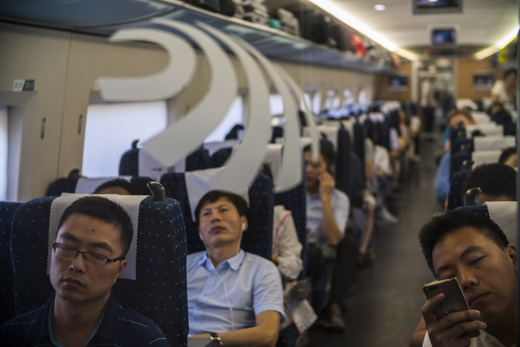 Китай напоследък се превърна в страната, която има най-високата скорост по високоскоростната железопътна система и най-голямата такава мрежа в целия свят. Високоскоростната железопътна система на страната е надвишила 26 000 километра, което прави 60% от общото количество в света и ще достигне 38 000 км през 2025 г.
